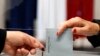 Un électeur vote dans un bureau de vote pour le second tour des élections régionales françaises, le 27 juin 2021 au Touquet, dans le nord de la France.