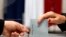 Un électeur vote dans un bureau de vote pour le second tour des élections régionales françaises, le 27 juin 2021 au Touquet, dans le nord de la France.