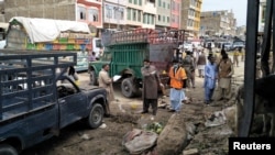 Anggota unit penjinak bom memeriksa lokasi ledakan bom di pasar sayur, kawasan Quetta, Pakistan, 12 April 2019. 