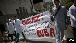 La ausencia de Chávez de Venezuela fue criticada por médicos y enfermeros que reclamaron al presidente que se atienda en el país en vez de hacerlo en Cuba.