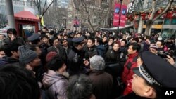 2.20일 중국 상하이 거리에서 자유와 민주주의를 주장하며 공안요원과 대치중인 시민들