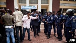 Des manifestants de l'opposition face aux policiers devant la Poste, Kinshasa, le 13 ocrobre 2011. (AFP PHOTO/Gwenn DUBORTHOMIEU)