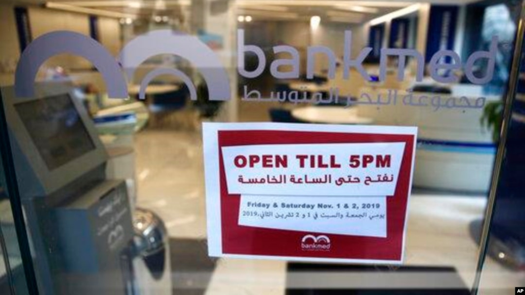 Salah satu bank swasta di Beirut, Lebanon, mulai membuka layanannya setelah tutup selama hampir dua minggu, 1 November 2019. 