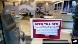 Salah satu bank swasta di Beirut, Lebanon, mulai membuka layanannya setelah tutup selama hampir dua minggu, 1 November 2019. 