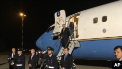 Menlu AS Rex Tillerson mendarat di Bandara Militer Pisa di Pisa, Italia, 9 April 2017. (AP Photo/Josh Lederman) 