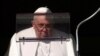 Paus Fransiskus saat memimpin Misa di Vatikan, hari Minggu (17/12).