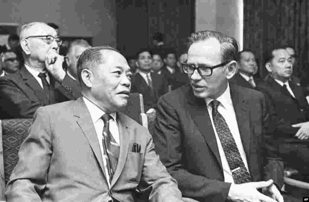 老照片回顾：美国之音中文广播70年