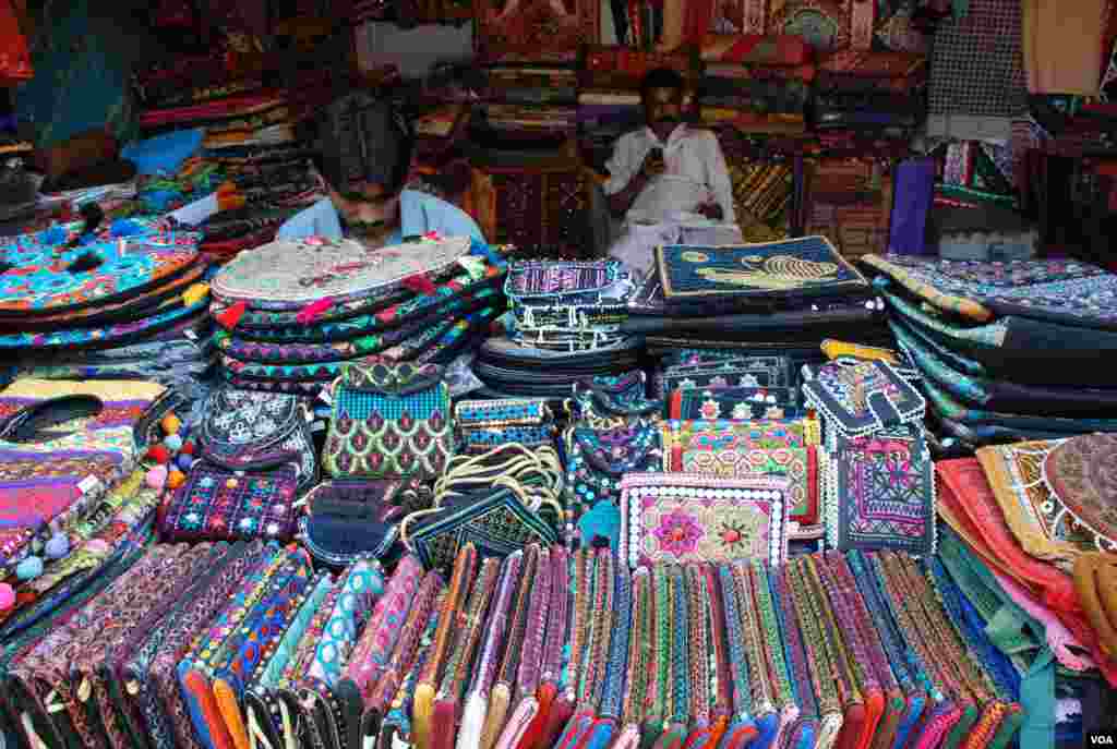 سندھ کے روایتی پہناوے اور دیگر دستکاریاں۔
