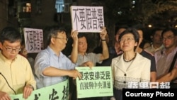 香港政務司長林鄭星期二晚落區宣傳有市民示威（蘋果日報圖片）