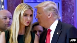 Presiden AS Donald Trump berbicara kepada putrinya Ivanka pada sebuah konferensi pers (foto: ilustrasi).