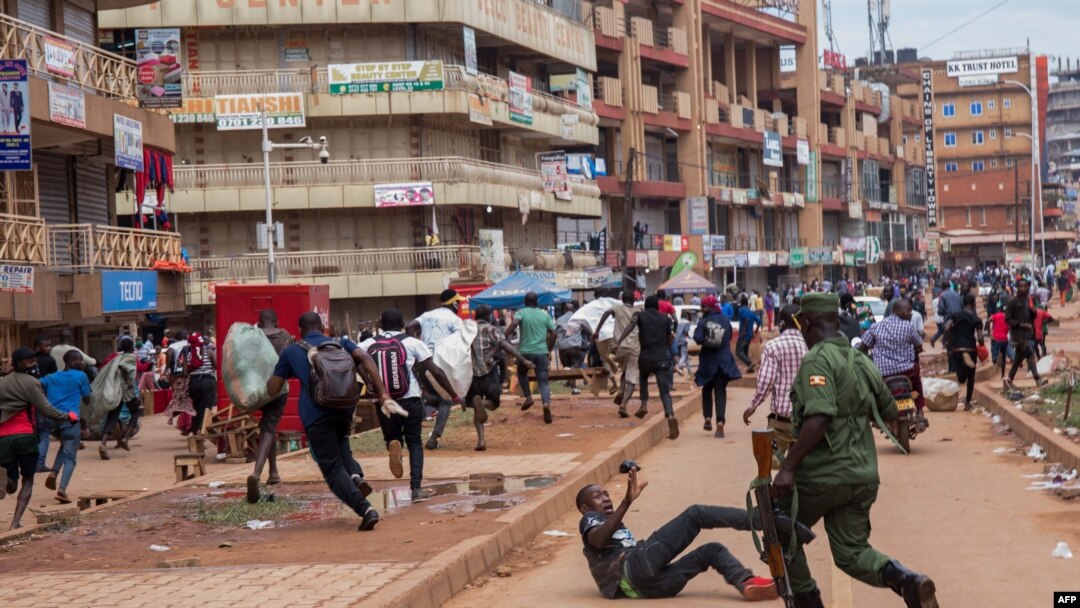 Polisi ya Uganda mu Ruhigi rw'abanse kuguma mu mihana yabo. 