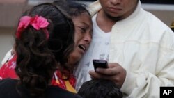 Una mujer llora tras conocer que su hermano, Dionisio Heriberto Solís, era uno de los reos que murieron en un amotinamiento en la hacinada prisión de El Porvenir, en diciembre pasado.