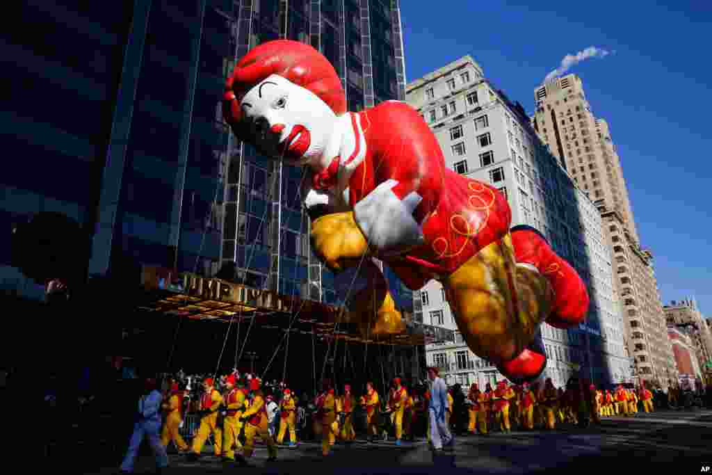 El globo Ronald McDonald pasa por las ventanas de un edificio en Central Park West durante el desfile. 