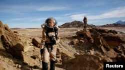 Csilla Orgel, seorang geologis, mengumpulkan sampel geologis untuk diteliti di Mars Desert Research Center di Hanksville, di padang pasir Utah, 2 Maret 2013. (Foto:Dok)