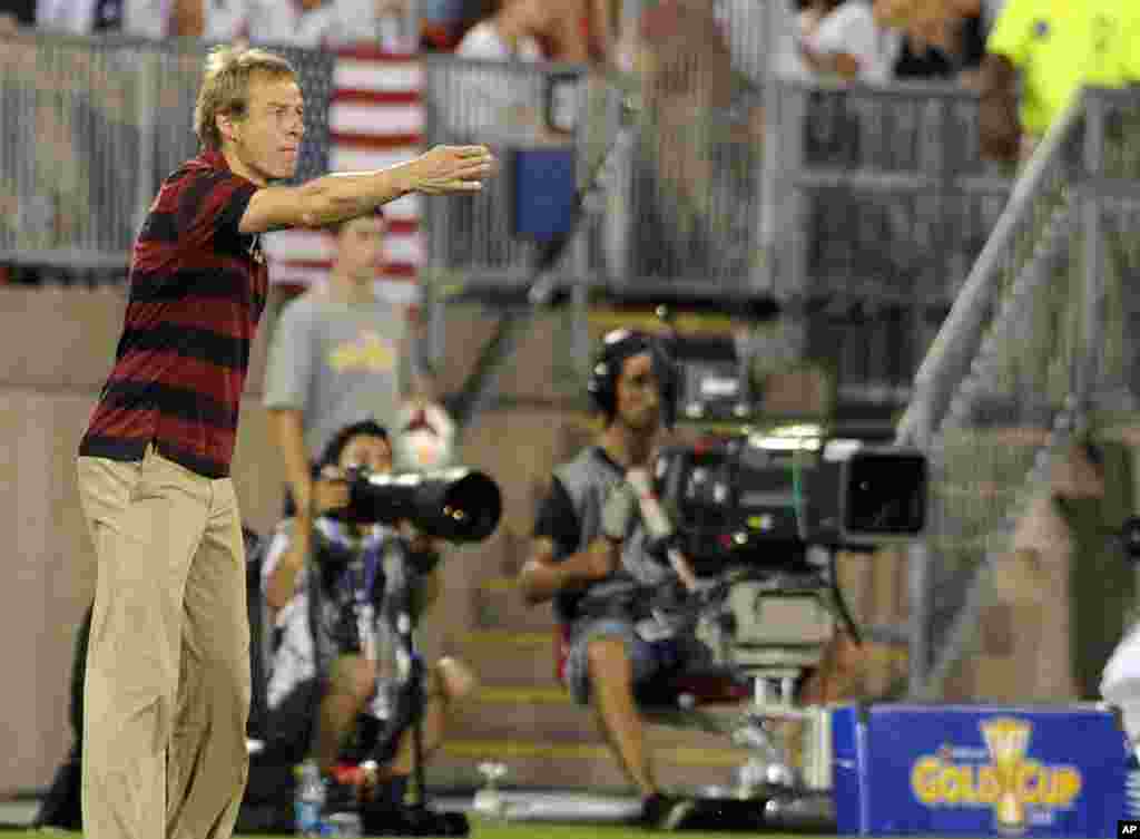 El entrenador de Estados Unidos, el ex delantero internacional alemán Jürgen Klinsmann, fue expulsado en la semifinal ante Honduras.