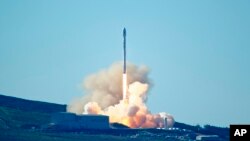 Roket Falcon 9 rocket diluncurkan dari Pangkalan Angkatan Udara Vandenberg di California (14/1). (Matt Harman via AP)