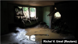 Una casa devastada tras el paso de la tormenta tropical Tembin en el norte de Filipinas.