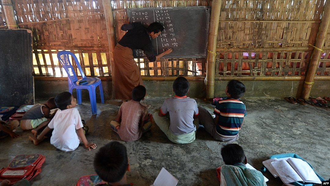 Anak-anak pengungsi Rohingya belajar di sebuah sekolah di kamp pengungsi Kutupalong, di Ukhia pada 5 Oktober 2020. (Foto: AFP)