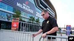 Seorang petugas Dinas Rahasia atau Secret Service memindahkan barikade di luar Fisery Forum menjelang penyelenggaraan Konvensi Nasional Partai Republik (RNC) di Milwauke, Sabtu, 13 Juli 2024. (Foto: Morry Gash/AP Photo)