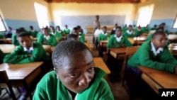 FILE - Des élèves dans une salle de classe à l'école secondaire de Mtitu dans le district de Kilolo, à environ 500 kilomètres de la capitale tanzanienne, Dar-es-Salaam, le 1er septembre 2008. 