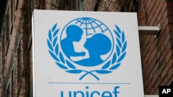 ARCHIVO - El logotipo de UNICEF en la sede alemana de Colonia, Alemania, el 5 de febrero de 2008.