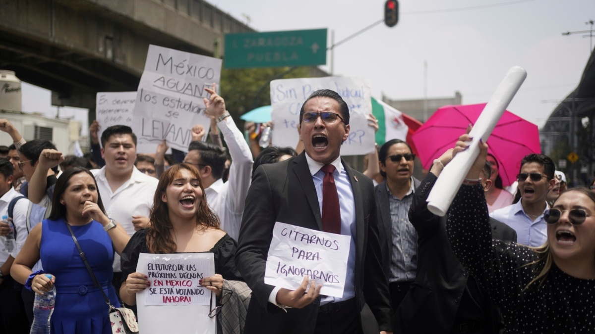 Protesters block Mexican Congress over judicial overhaul; lawmakers vote at gym