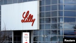 El logotipo de Lilly visible en una pared de la unidad de la empresa Lilly France, parte del grupo farmacéutico Eli Lilly and Co, en Fegersheim, Francia, el 1 de febrero de 2018.