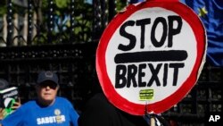 Demonstran anti-Brexit berdemonstrasi di luar Gedung Parlemen di London, Kamis, 12 September 2019. (Foto: AP/Alastair Grant)