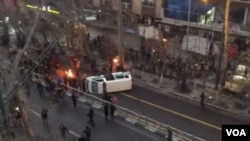 تظاهرات و تجمع اعتراضی در تهران خیابان ولی عصر، واژگونی خودروی پلیس در یازده دی. 