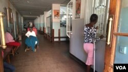 Abanye abantu abamelele ukuncedwa ngodokotela esibhedlela ...