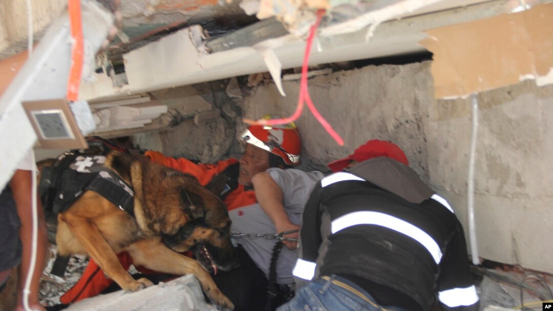 Shaqaalaha Gurmadka oo ku mashquulsan badbaado gudaha magaalada Mexico City ee dalka Mexico