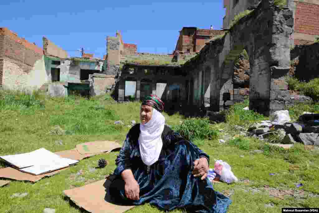 Sur'da geçen yılki sokağa çıkma yasağından sonra istimlak edilen evlerden tahliyeler&nbsp;