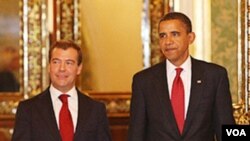 Barack Obama dan Dmitri Medvedev pada saat bertemu di Moskow, 6 Juli 2009.