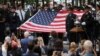 Ceremonia para conmemorar el 22º aniversario de los ataques del 11 de septiembre de 2001 al World Trade Center. Una bandera estadounidense es sostenida durante el acto solemne en el Museo y Memorial Nacional en la ciudad de Nueva York, EEUU, 11 de septiembre de 2023.