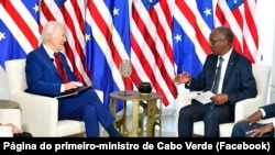 Joe Biden, Presidente dos Estados Unidos, e Ulisses Correia e Silva, primeiro-ministro de Cabo Verde, falam na ilha do Sal, Cabo Verde. 2 dezembro 2024