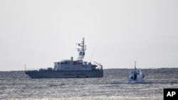 Equipos de emergencia en el sitio de búsqueda de un yate extraviado, en Porticello, en el sur de Italia, el martes 20 de agosto de 2024.