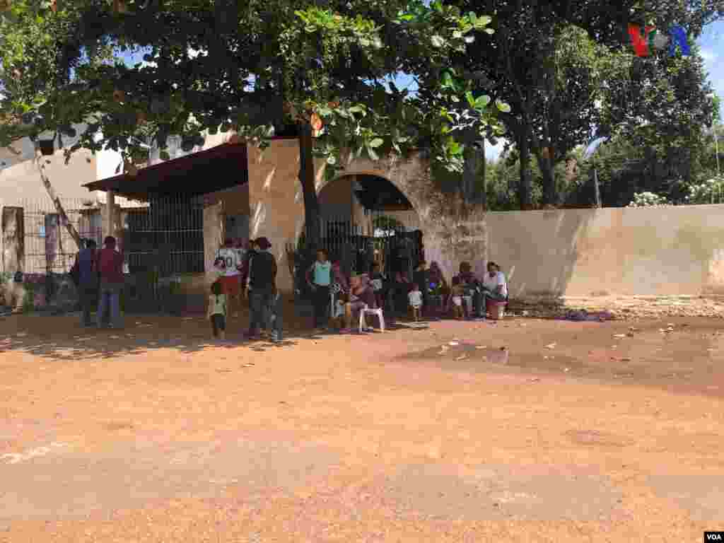 Personas se reunen a las afueras del refugio improvisado&nbsp;creado por venezolanos en el vecindario Jardim Floresta, fronterizo de Brasil. Foto: Celia Mendoza - VOA