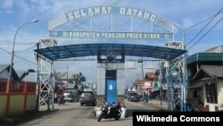 Gerbang selamat datang di Kabupaten Penajam Paser Utara (dari arah pelabuhan feri Balikpapan), 22 April 2011. (Foto: Ezagren/wikipedia)