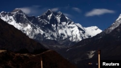 Gaarren Everest yoo naannoo Syangboche Nepal keessaa laalan akkana jira.Muddee 4,2009.