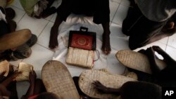 Des enfants étudient le Coran dans une école coranique au Sénégal le 4 mars 2013.