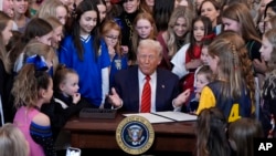 ABD Başkanı Donald Trump, imza törenini kız öğrencilerle birlikte Beyaz Saray'da yaptı.