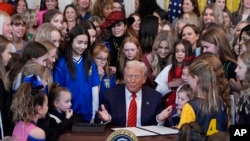 El presidente Donald Trump firma un decreto que prohíbe a las atletas transgénero femeninas competir en eventos deportivos femeninos o de niñas, el 5 de febrero de 2025, en la Casa Blanca, Washington.