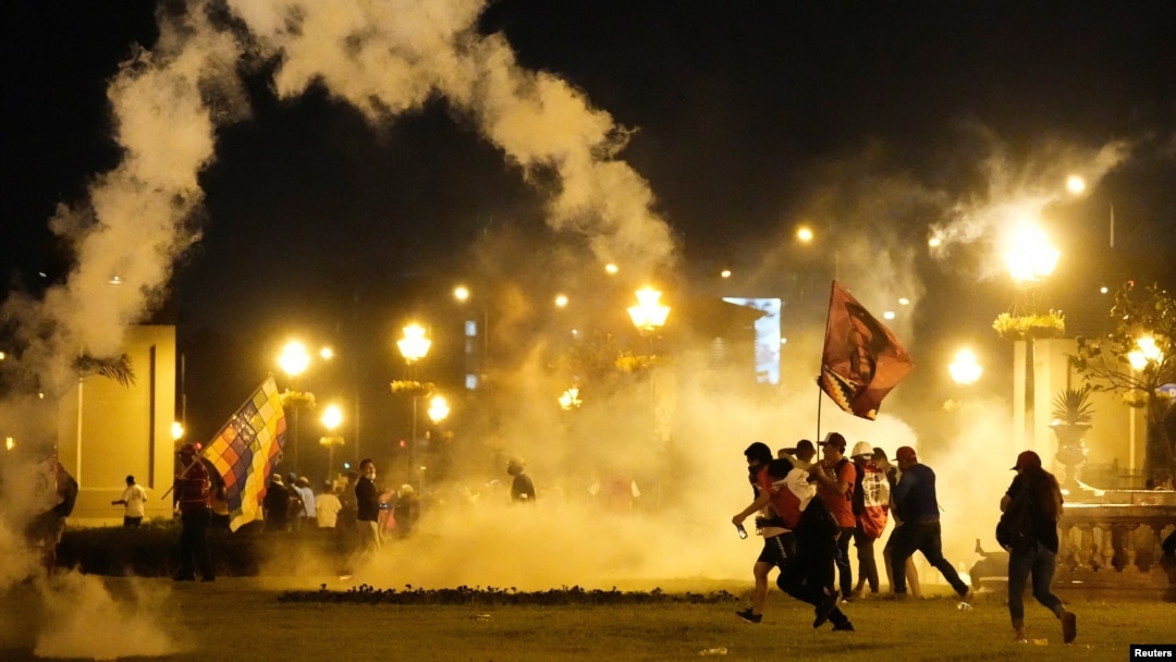 Manifestantes lanzan botes de humo durante las protestas en Lima, el 20 de enero de 2023.