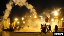 Manifestantes lanzan botes de humo durante las protestas en Lima, el 20 de enero de 2023.