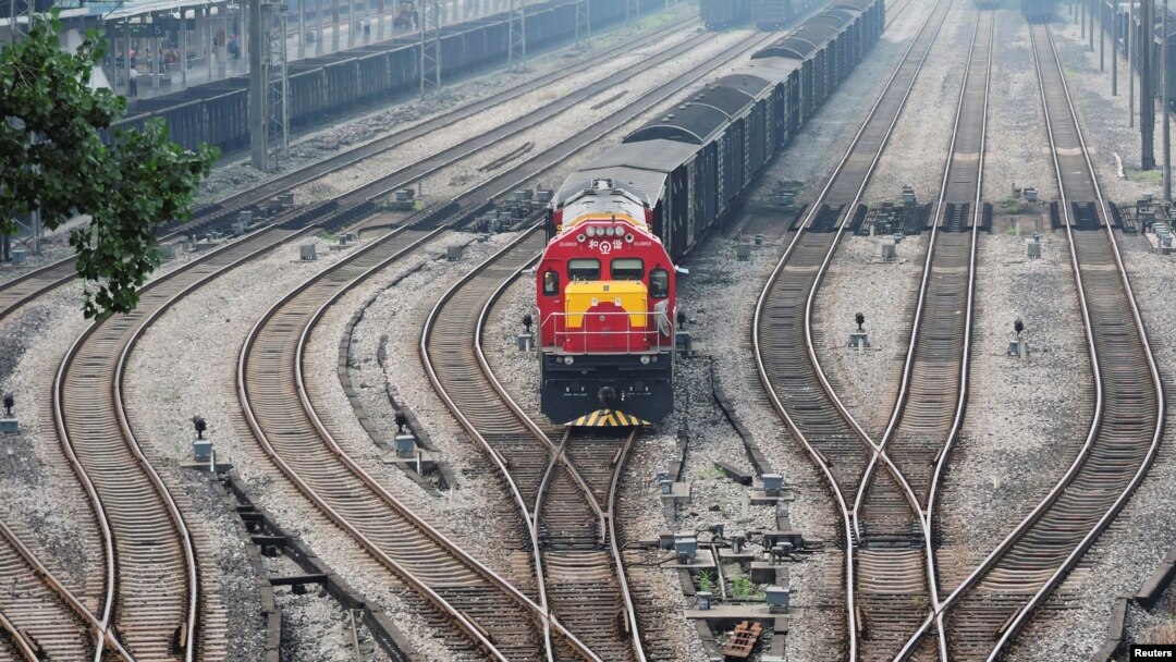 Kereta barang yang berasal dari kota Duisburg Jerman dan menempuh rute Kereta Api Chongqing-Xinjiang-Eropa tiba di Dazhou, China, 18 Juni 2017. (Foto: Reuters)