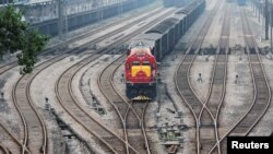 Kereta barang yang berasal dari kota Duisburg Jerman dan menempuh rute Kereta Api Chongqing-Xinjiang-Eropa tiba di Dazhou, China, 18 Juni 2017. (Foto: Reuters)