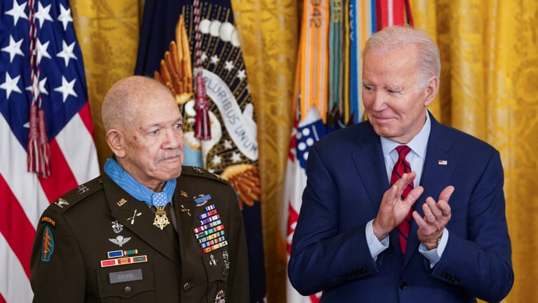 最高军功章：拜登总统授予一位越战老兵荣誉勋章