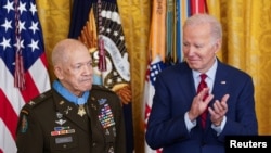 美国总统拜登在白宫举行的仪式上将荣誉勋章授予退役陆军上校戴维斯。(2023年3月3日)