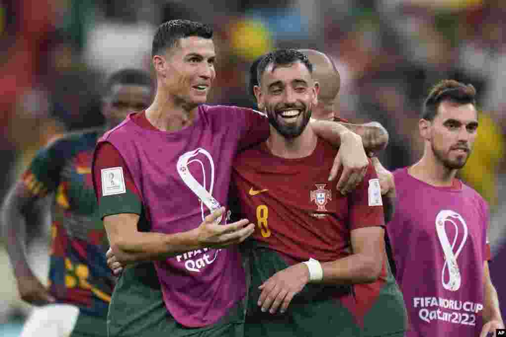 Cristianos Ronaldo e Bruno Fernandes celebram a vitória de Portugal após o. apito final. Com esta vitória, Portugal passou à fase dos oitavos-de-final do Mundial. Qatar. Nov. 28, 2022