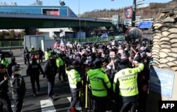 Para pendukung Presiden Korea Selatan yang dimakzulkan Yoon Suk Yeol berdemo di dekat Istana President di Seoul, 31 Desember 2024. (Foto: Yonhap/AFP)